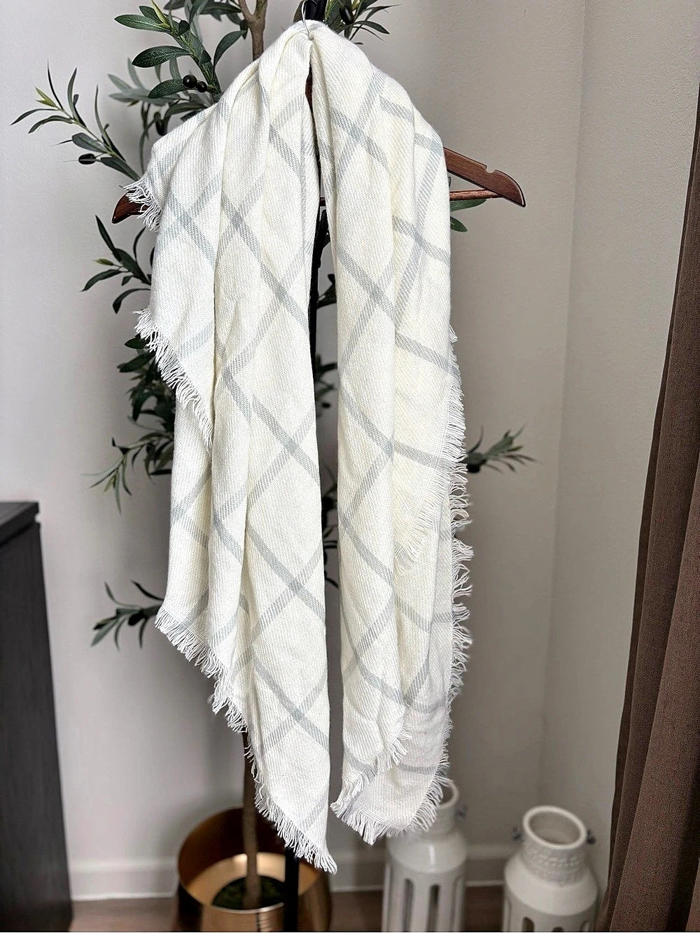 Plaid Fringe Scarf in White & Gray Like New